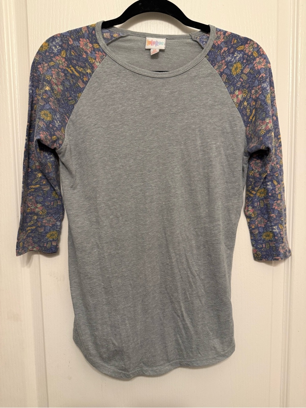 LuLaRoe Randy Raglan Knit Top Gray & Blue Floral Baseball Style Tee Size XS - Picture 1 of 6